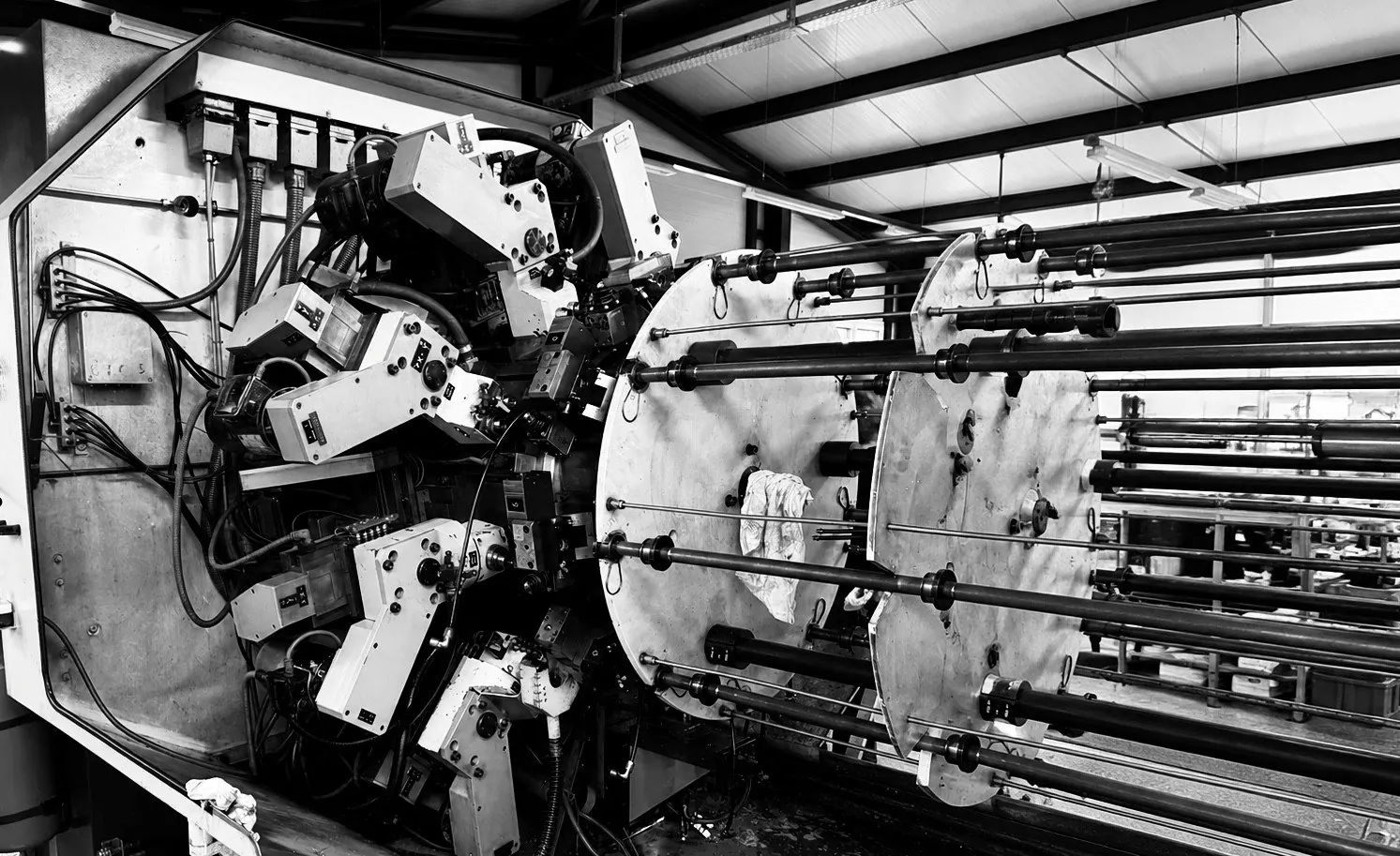 Machine de production multi-postes démontée pour révision