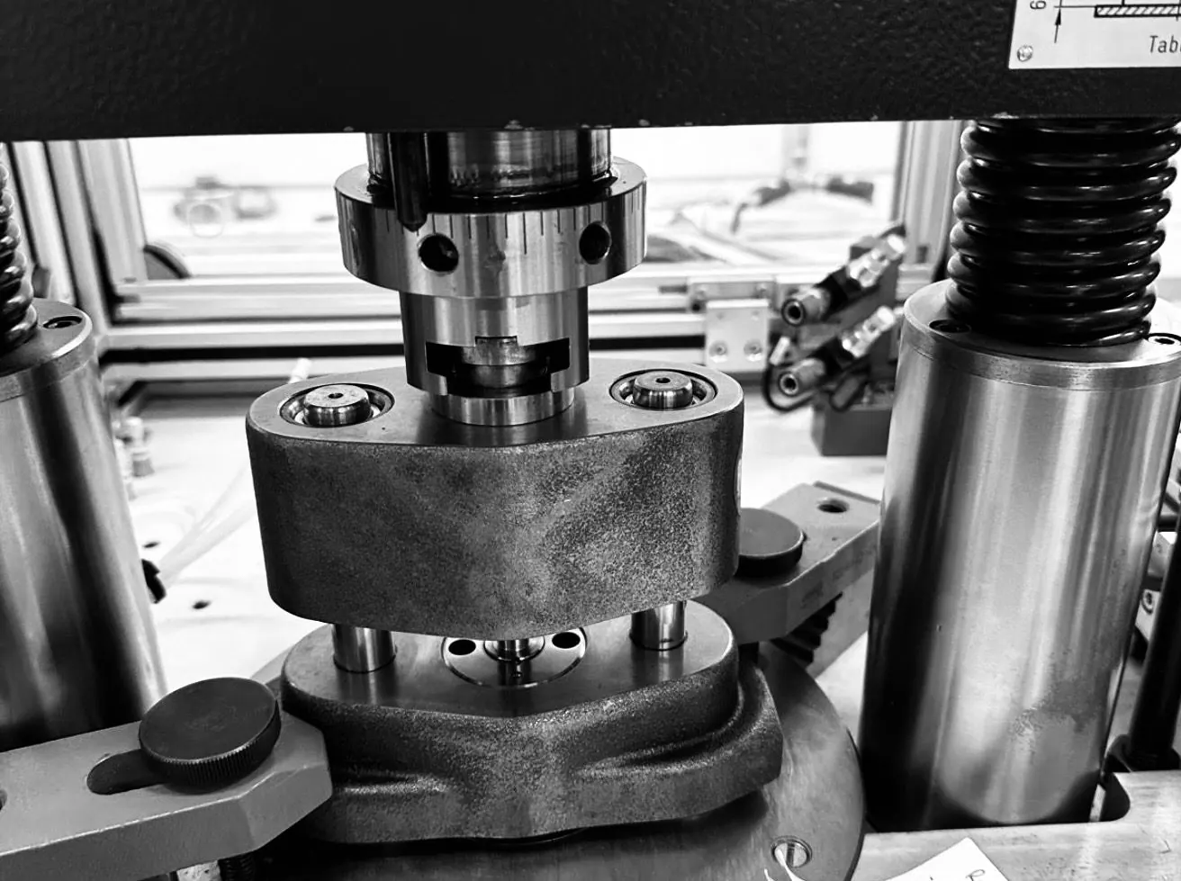 Moule et outillage sur presse hydraulique en atelier